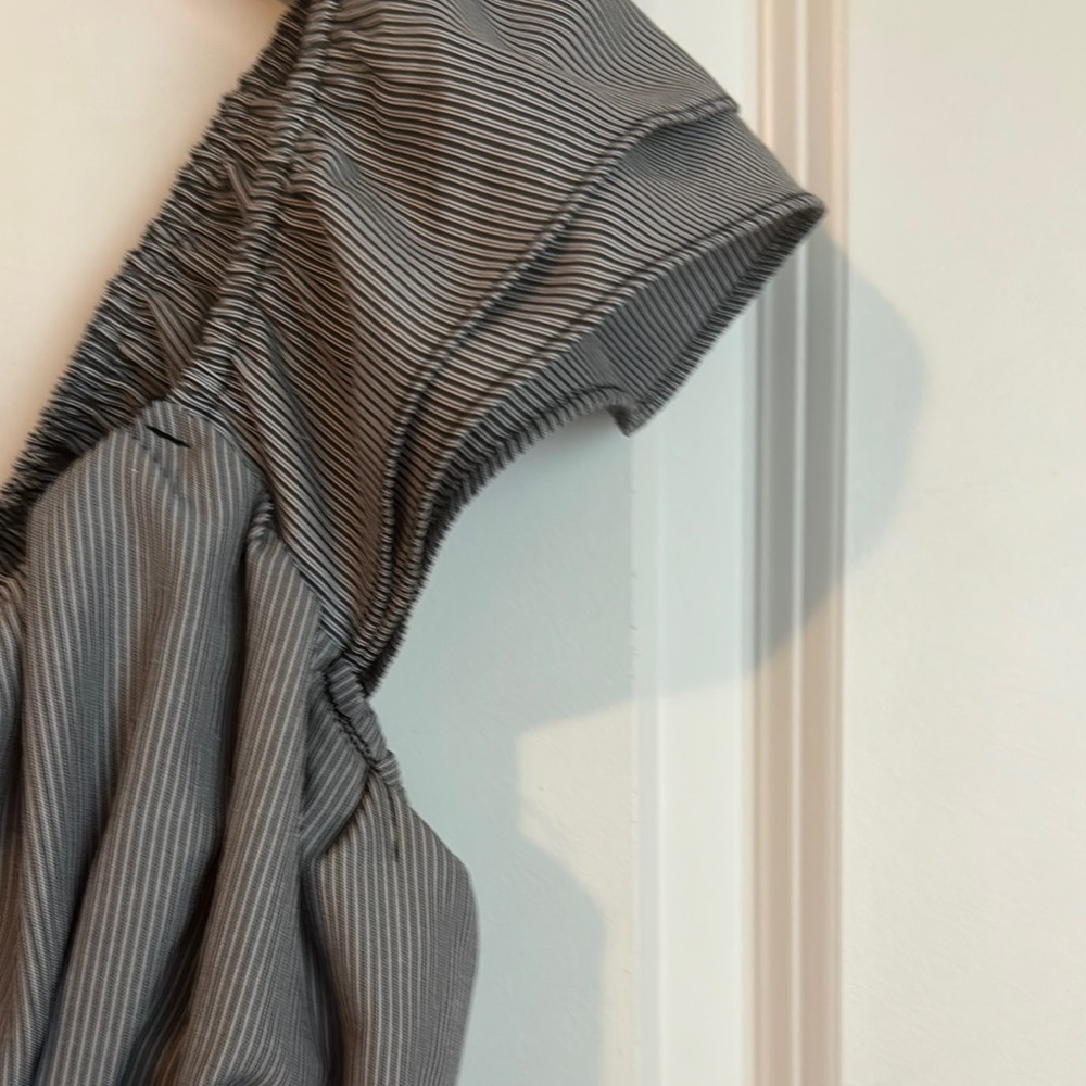 Gray Ruffled Fitted Blouse - Picture 4 of 5